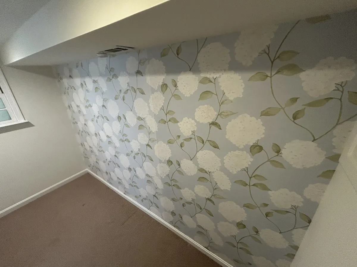 Luxury suite — ivory and gold oversized floral feature wall