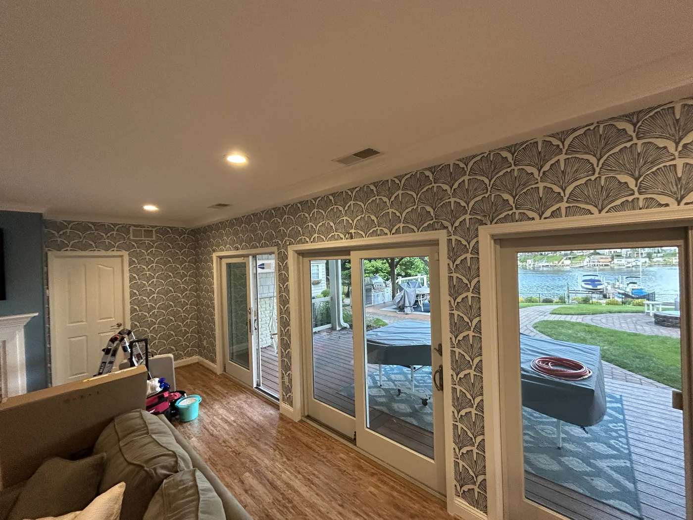 Scallop pattern wallpaper in a sunroom — wallpaper installation by ProKir Design